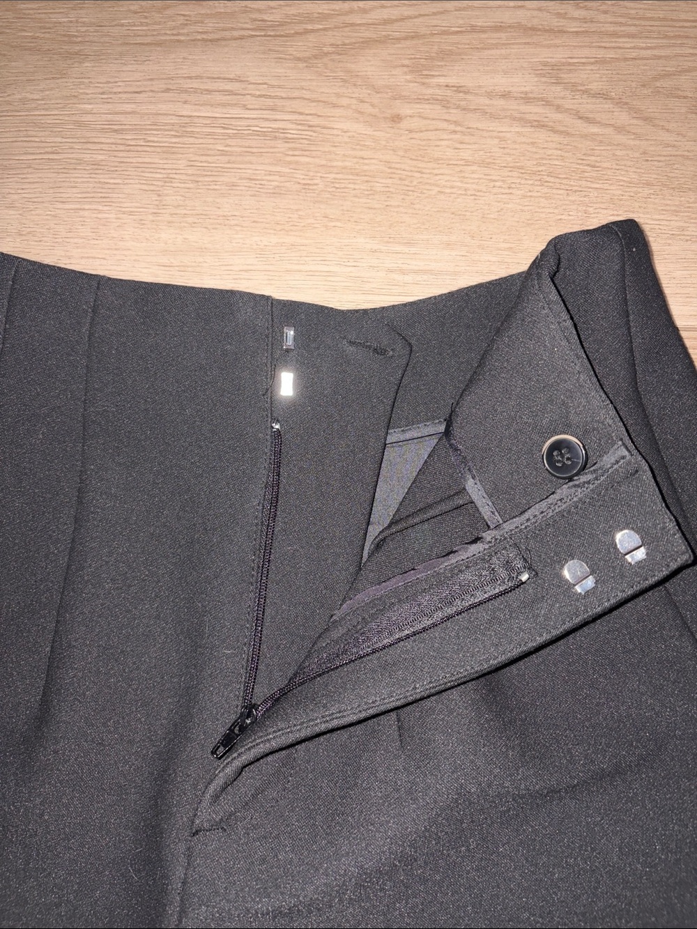 Zara Black High-Waist Pleated Shorts - Picture 3 of 4